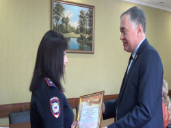 В Прокопьевске члены Общественного совета наградили инспектора ПДН за спасение 5 малолетних детей