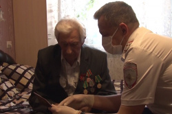 94-летний ветеран ВОВ поблагодарил кузбасских полицейских за помощь в получении гражданства РФ