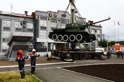 Легендарный танк Т-34 впервые за 47 лет сняли с площади Побед Новокузнецка для участия в городском параде Победы