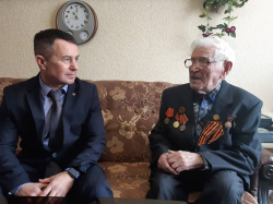 Максим Шкарабейников встретился с ветеранами ВОВ и вручил им юбилейные медали к 75-летию Победы