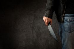 В Киселевске рецидивист с ножом напал на женщину, которая возвращалась с работы домой