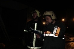 Спасатели МЧС ликвидировали пожар в одном из частных надворных построек Прокопьевска