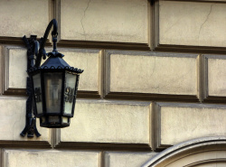 Прокопчанина, совершившего кражу уличных прожекторов с фасада ТЦ, ждет суд