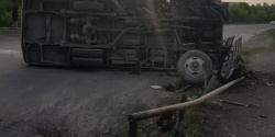 Утром, 19 мая, в Новокузнецке перевернулся автобус (ФОТО)