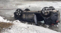 В Новокузнецке автомобиль с 20-летним водителем-хоккеистом упал с моста в реку (видео)