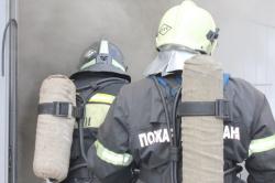 В Киселевске пожарные спасли женщину, эвакуировав из горящей квартиры