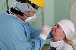 В Кузбассе сотрудники медорганизаций, работающие с коронавирусной инфекцией, проходят еженедельное обследование