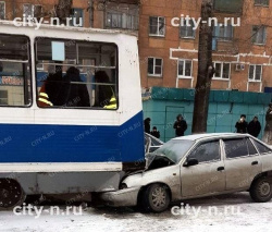 В Новокузнецке автомобиль въехал в трамвай: пострадала пассажирка иномарки