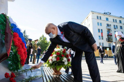  Сергей Цивилев возложил цветы к Мемориалу Славы  в Кемерово