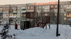 В Киселевске начали устанавливать горки В Киселевске начали устанавливать горки