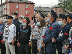 ﻿26 июля в Киселевске на Аллее воинской славы прошло возложение цветов к памятнику «Морякам четырёх флотов»