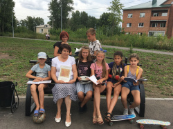 Специалисты библиотеки-филиала № 2 Киселевска провели в городском саду час искусства «Родной край – источник творчества»