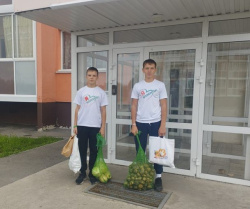 Активисты школы 16 начали вручать наборы овощей