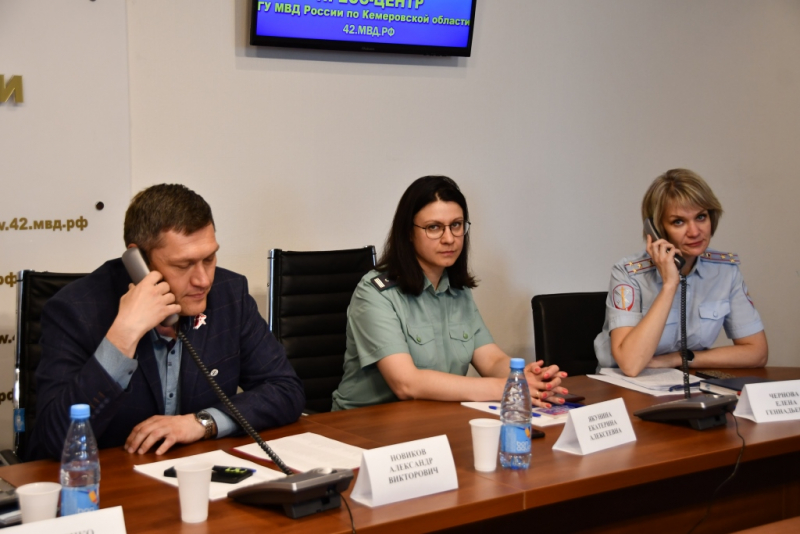 В ГУ МВД России по Кемеровской области прошла прямая линия по вопросам защиты прав несовершеннолетних