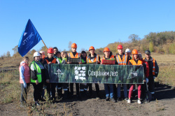 «Чистый уголь – зеленый КуZбасс»: Волонтеры из отряда «Поколение добрых сердец» помогают работникам АО «Поляны» в высадке молоденьких сосен