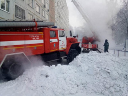 Кузбасские огнеборцы эвакуировали из горящей девятиэтажки пятнадцать человек