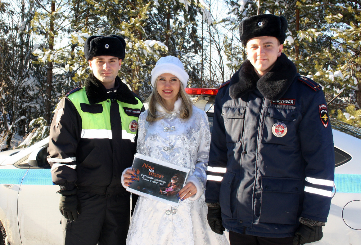 В Прокопьевске сотрудники госавтоинспекции и Снегурочка напомнили водителям о безопасности на дорогах (ФОТО)