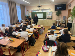 В Киселевске полицейские рассказали первоклассниками о правилах поведения в школе и безопасности