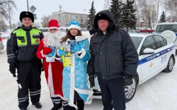 В Киселевске полицейские Дед Мороз и Снегурочка отправились в рейд с сотрудниками госавтоинспекции