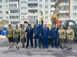 Во дворе у ветеранов прошло выступление творческой бригады, чтобы поздравить с 80-летием Победы