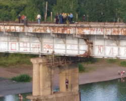 Установлена личность 23-летнего парня, тело которого обнаружили на мосту в Кемерово