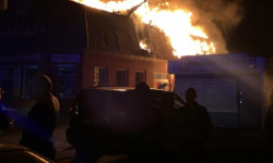 В Прокопьевске в ночь на 12 ноября загорелось здание магазина