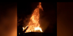 В Кемеровской области полицейские спасли из горящего дома семью с двумя малолетними детьми (ВИДЕО)