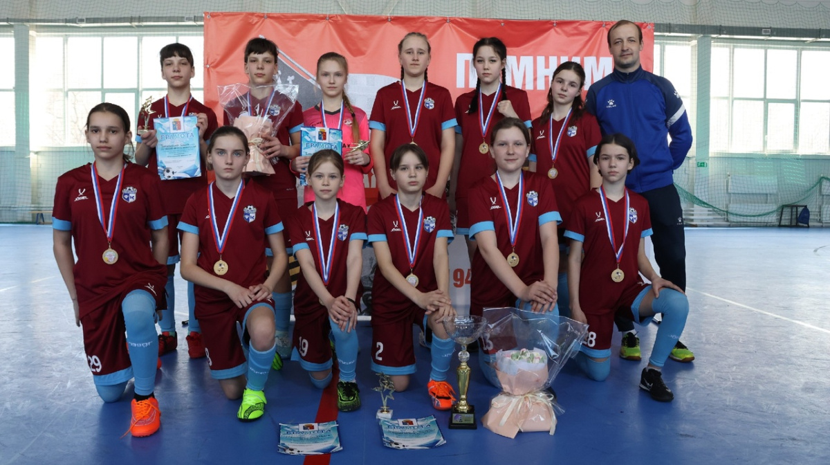 В футбол играют девочки В футбол играют девочки