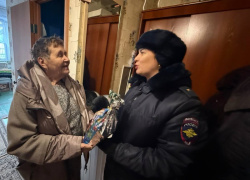 В Киселевске Кемеровской области полицейские поздравили с Новым годом матерей сотрудников, погибших при выполнении служебных обязанностей