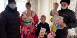 В Киселевске полицейские и общественники поздравили с наступающим весенним праздником многодетных матерей