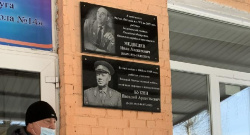 25 октября на фасаде школы № 14 Киселевска увековечили память о заслуженных учителях Медведеве И.А. и Торгаевой Н.С. 