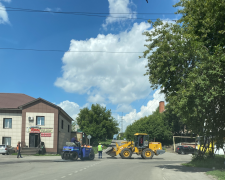 В центре города наконец-то делают дорогу, латают дыры (Киселевск)