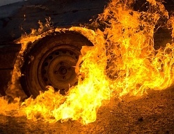 Утром 29 ноября случился пожар в частном гараже и автомобиле в Киселевске