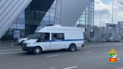 В Кемерове транспортные полицейские привлекли к административной ответственности жителя Санкт-Петербурга за нарушение общественного порядка на борту самолета(Видео)