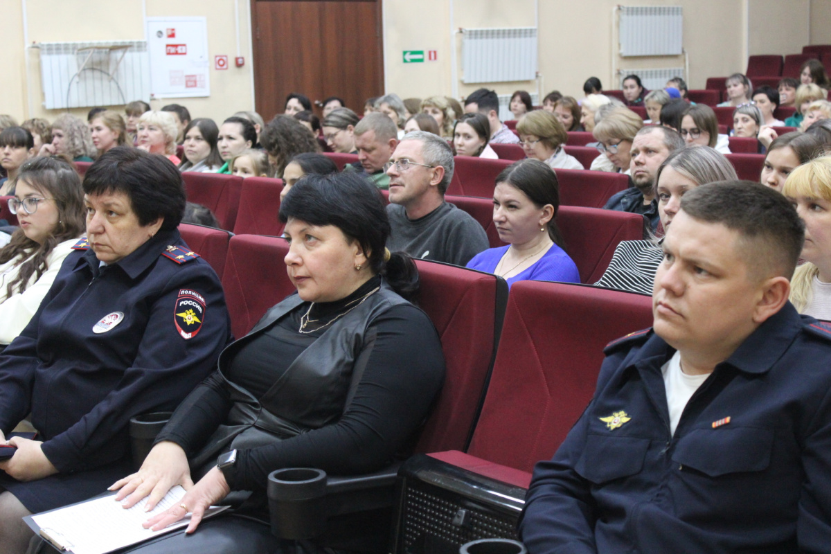 Сотрудники Госавтоинспекции приняли участие в городском родительском  собрании | 31.05.2024 | Киселёвск - БезФормата