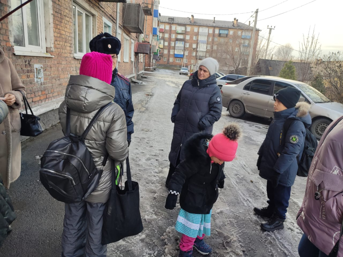 В Киселевске в рамках акции «Детство без обид и унижений» полицейские провели рейд по многодетным и неблагополучным семьям