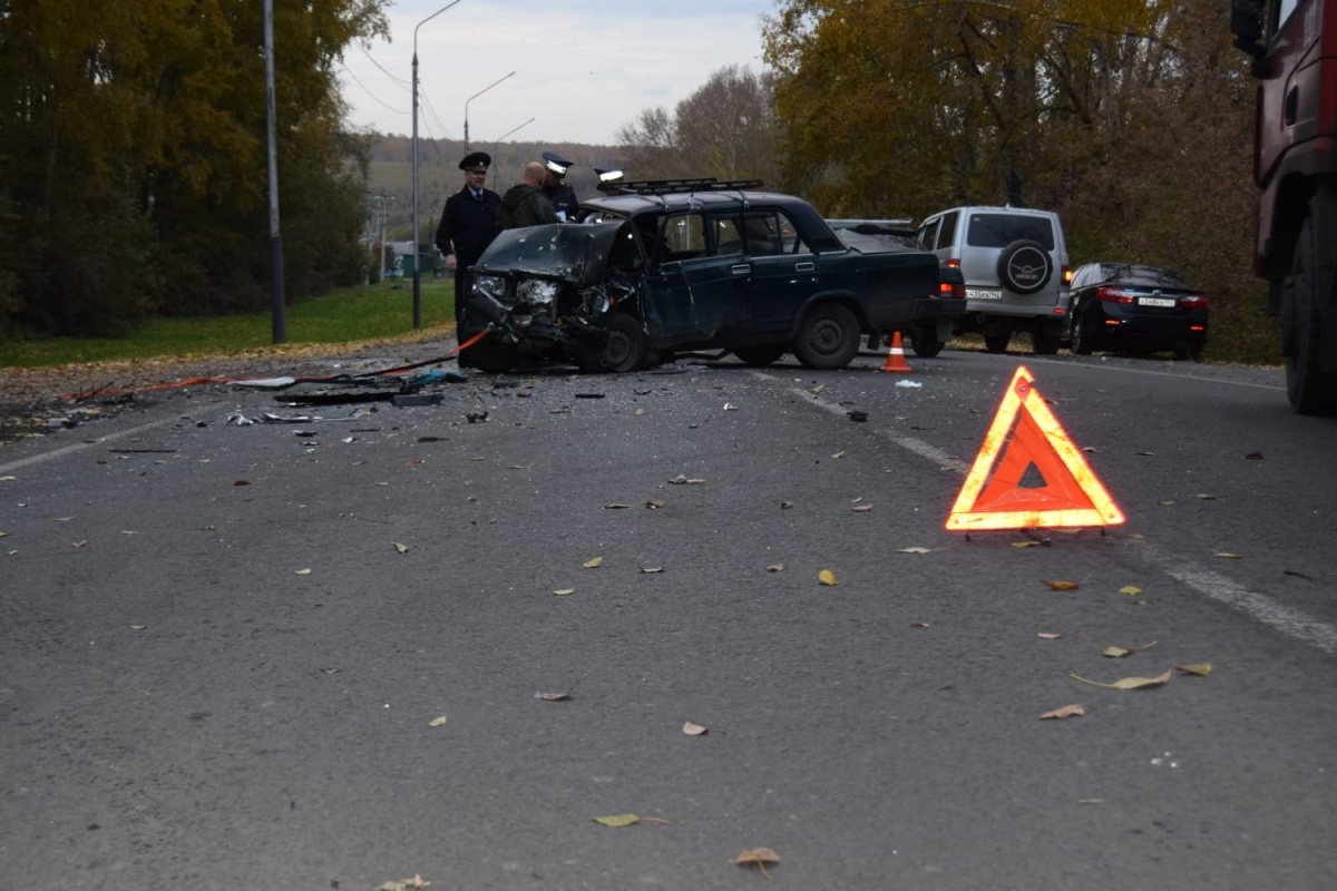 Полицейские устанавливают обстоятельства ДТП с участием трёх автомобилей