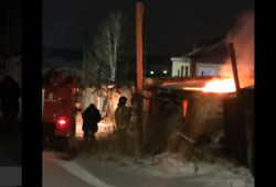 В Киселевске минувшей ночью пожарные выезжали тушить пожар в гараже и многоквартирном доме
