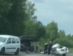 В Кемеровском округе столкнулись легковой автомобиль и грузовик: один человек погиб
