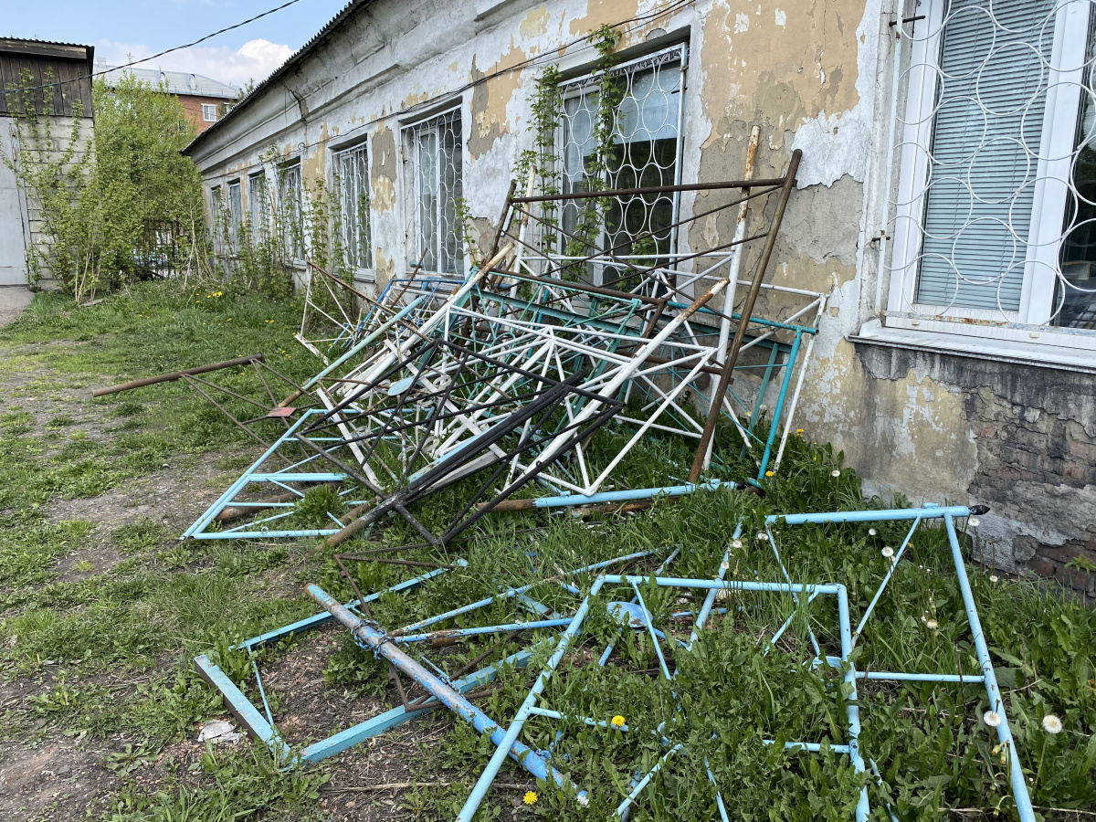 В Киселевске полицейские задержали подозреваемого в кражах металлических ограждений с могил местного кладбища