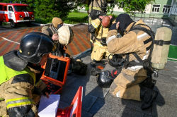 В Новокузнецке на пожаре сотрудники МЧС спасли 13 человек