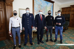 Сергей Цивилев наградил героев, спасших 13 человек из горящего дома в Мариинске