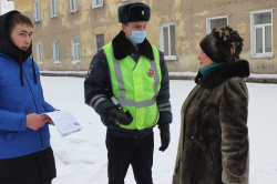 В Прокопьевске инспекторы ГИБДД и волонтеры напомнили участникам движения о необходимости соблюдения ПДД