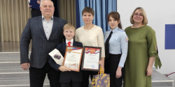 В Новокузнецке школьник получил награду за найденный кошелек (ВИДЕО)