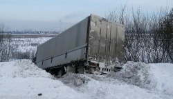 В Новокузнецком районе полицейские помогли водителю грузового автомобиля выбраться из снежного плена