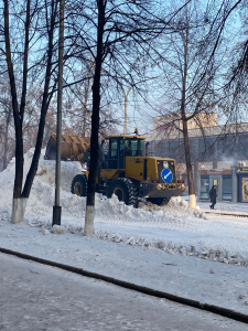 В Киселевске на центр.площади строят горку, ставят ель (ФОТО)