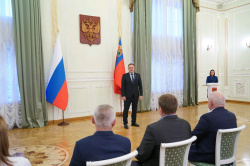Губернатор Илья Середюк вручил награды выдающимся кузбассовцам Губернатор Илья Середюк вручил награды выдающимся кузбассовцам