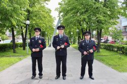 Никто не забыт, ничто не забыто: в Белове транспортные полицейские приняли участие в мемориальном мероприятии
