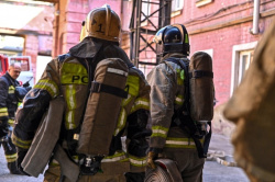 Новокузнецкие огнеборцы спасли троих человек на пожаре в многоквартирном доме