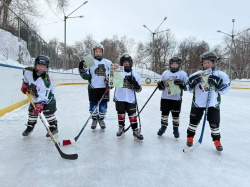 Ежегодно, в первые дни нового года на хоккейной коробке в районе Красного камня проходит турнир по хоккею «Золотая шайба»